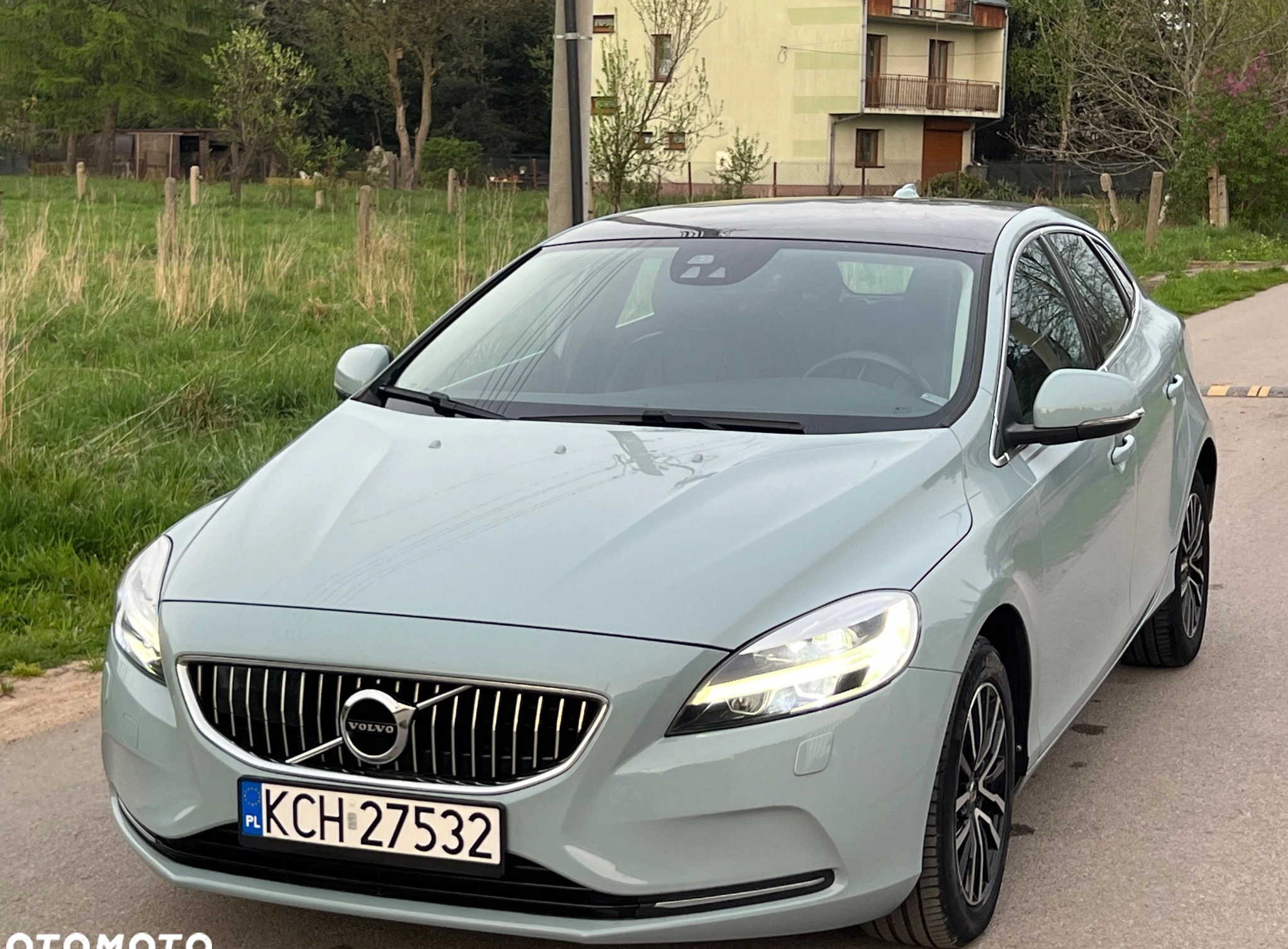 Volvo V40 cena 59900 przebieg: 165500, rok produkcji 2017 z Chrzanów małe 781